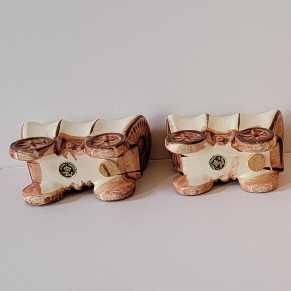 Vintage Covered Wagon Salt & Pepper Shaker Set - Picture 4 of 4